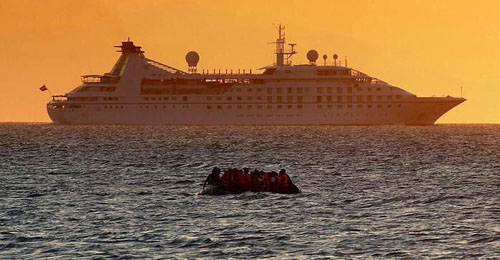 Patera de refugiados frente a un crucero