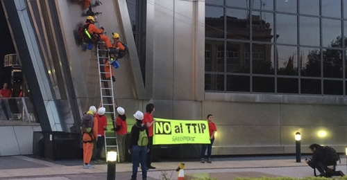 Activistas empezando a escalar las Torres Kio - Foto: Greenpeace