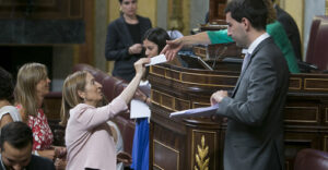 Ana Pastor durante la votaci&oacute;n en el Congreso