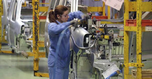 Mujer trabajando en una cadena de montaje