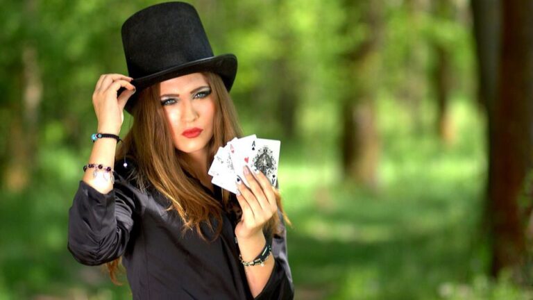 Chica con cartas de poker