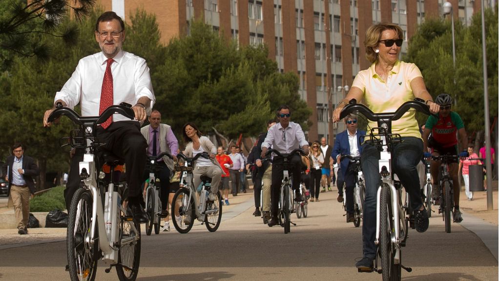 Mariano Rajoy y Esperanza Aguirre montando en bici