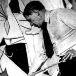 Pablo Picasso pintando el Guernica