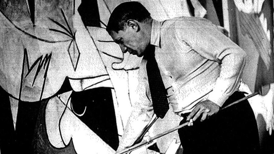 Pablo Picasso pintando el Guernica