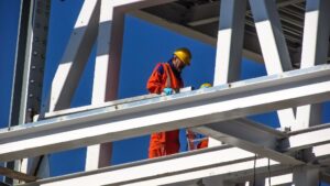 Trabajador obra construccion ladrillo edificio