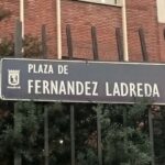 Placa de la plaza de Fernández Ladreda en Madrid
