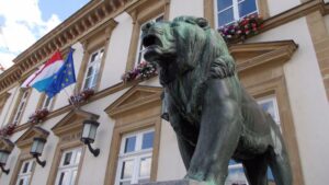 León en la plaza Guillaume II en Luxemburgo