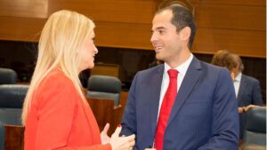 Cristina Cifuentes, presidenta de la Comunidad de Madrid e Ignacio Aguado, portavoz de Ciudadanos en la Asamblea de Madrid