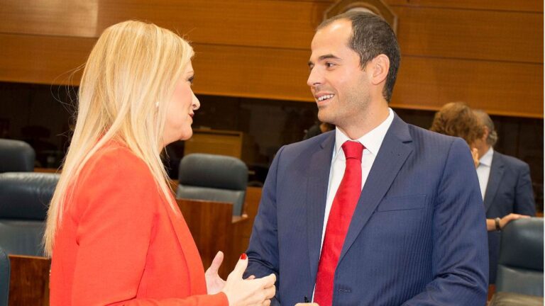 Cristina Cifuentes, presidenta de la Comunidad de Madrid e Ignacio Aguado, portavoz de Ciudadanos en la Asamblea de Madrid