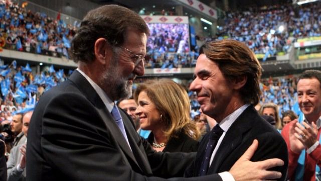 Mariano Rajoy, presidente del Gobierno junto a José María Aznar, expresidente del Gobierno