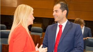 Cristina Cifuentes, presidenta de la Comunidad de Madrid e Ignacio Aguado, portavoz de Ciudadanos en la Asamblea de Madrid