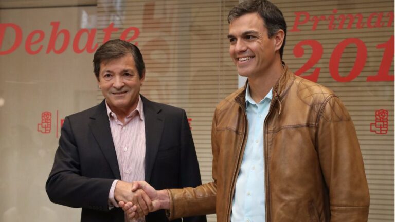 Pedro Sánchez junto a Javier Fernández