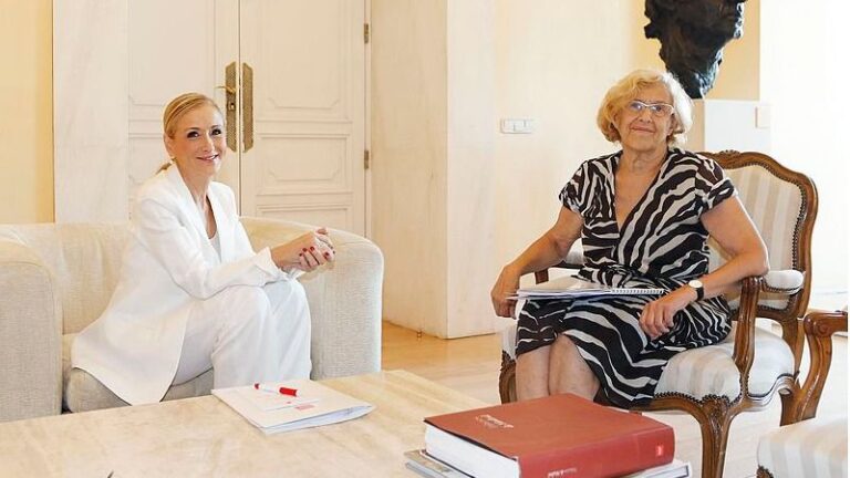 Manuela Carmena, alcaldesa de Madrid y Cristina Cifuentes, presidenta de la Comunidad de Madrid