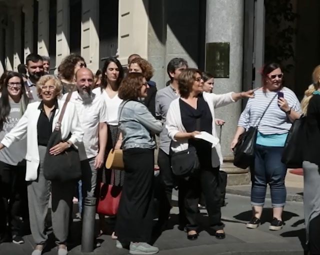 Carmena y el equipo de Ahora Madrid junto a uno de los semáforos.