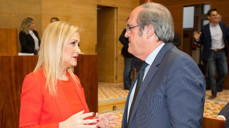 Cristina Cifuetes, presidenta de la Comunidad de Madrid con Ángel Gabilondo, portavoz del PSOE en la Asamblea de Madrid