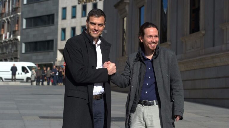 Pedro Sánchez, secretario general del PSOE con Pablo Iglesias, líder de Podemos