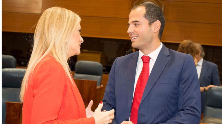 Cristina Cifuentes, presidenta de la Comunidad de Madrid e Ignacio Aguado, portavoz de Ciudadanos en la Asamblea de Madrid