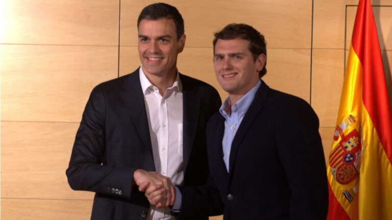 Pedro Sánchez, secretario general del PSOE con Albert Rivera, presidente de Ciudadanos