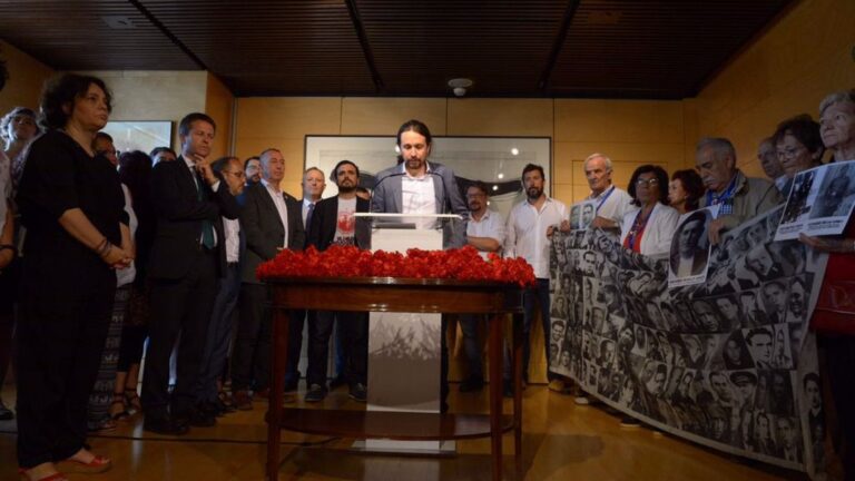 Iglesias en el acto antifranquista en el Congreso.