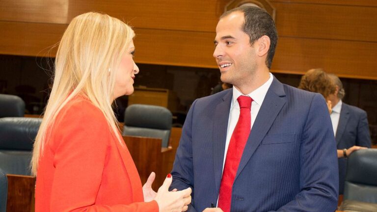 Cristina Cifuentes, presidenta de la Comunidad de Madrid e Ignacio Aguado, portavoz de Ciudadanos en la Asamblea de Madrid