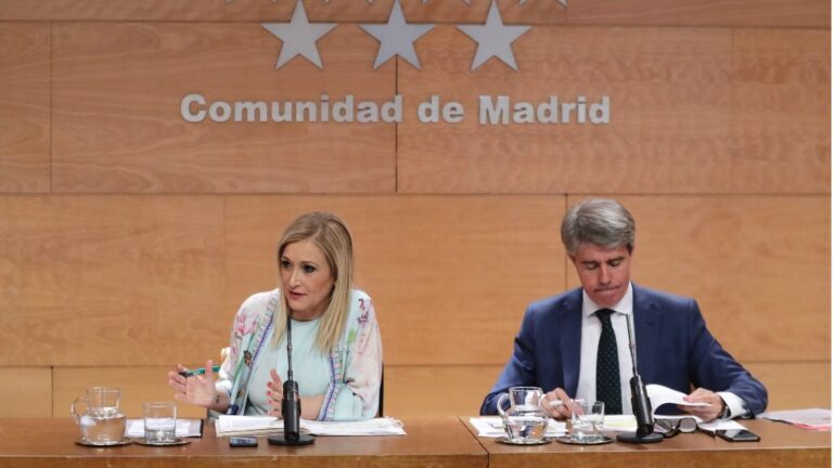 Cristina Cifuentes, presidenta de la Comunidad de Madrid, y Ángel Garrido, portavoz del Gobierno