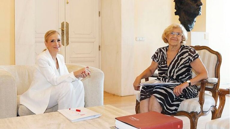 Manuela Carmena, alcaldesa de Madrid y Cristina Cifuentes, presidenta de la Comunidad de Madrid