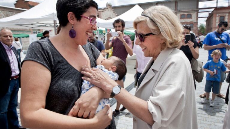 Manuela Carmena en un mercado social.