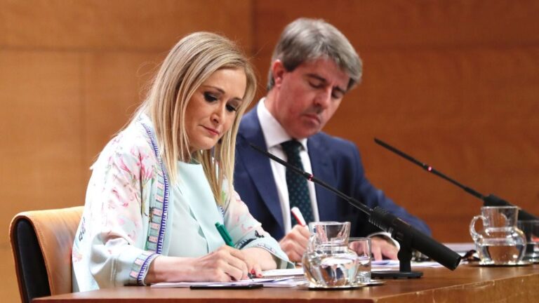 Cristina Cifuentes, presidenta de la Comunidad de Madrid, y Ángel Garrido, portavoz del Gobierno