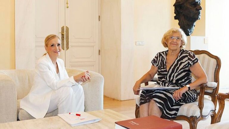 Manuela Carmena, alcaldesa de Madrid y Cristina Cifuentes, presidenta de la Comunidad de Madrid