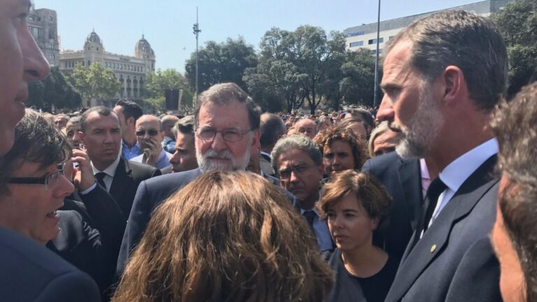 Minuto de silencio en Plaza Catalunya de Barcelona