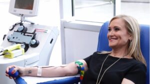 Cristina Cifuentes en el Centro de Transfusión de Sangre