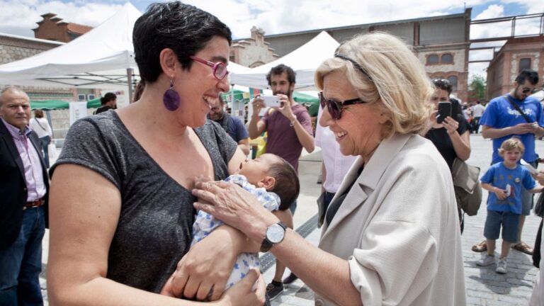 Manuela Carmena en un mercado social.