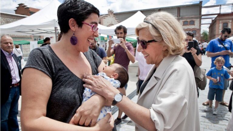 Manuela Carmena en un mercado social.