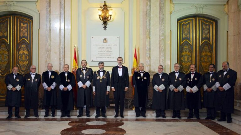 El rey Felipe VI con la Sala de Gobierno del Tribunal Supremo.