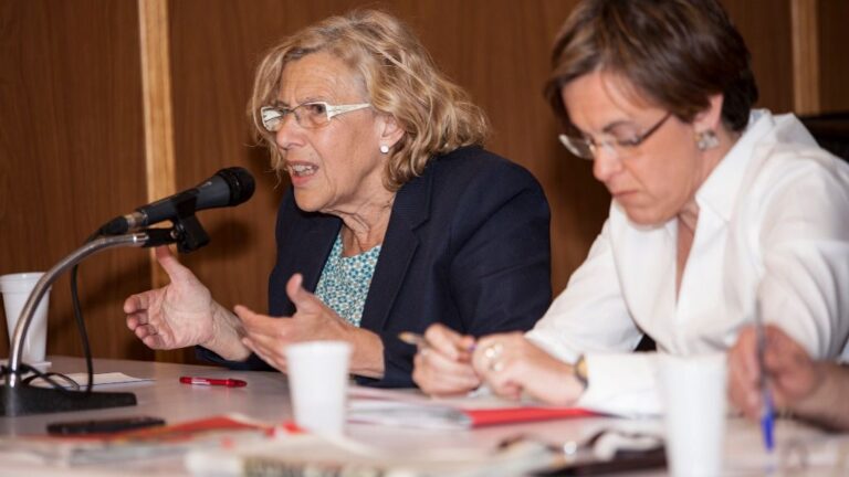 Manuela Carmena, alcaldesa de Madrid con Purificación Causapié