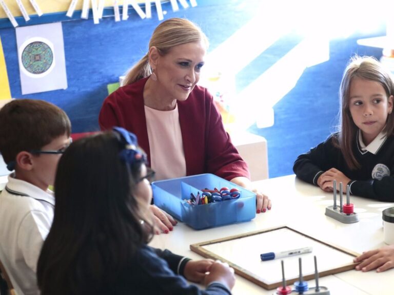 Cristina Cifuentes inaugurando el curso escolar