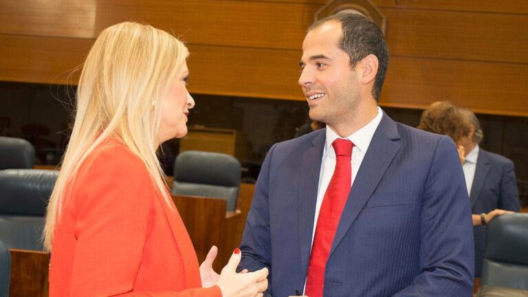 Cristina Cifuentes, presidenta de la Comunidad de Madrid e Ignacio Aguado, portavoz de Ciudadanos en la Asamblea de Madrid