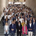 Unos 400 alcaldes catalanes con los líderes del Govern.