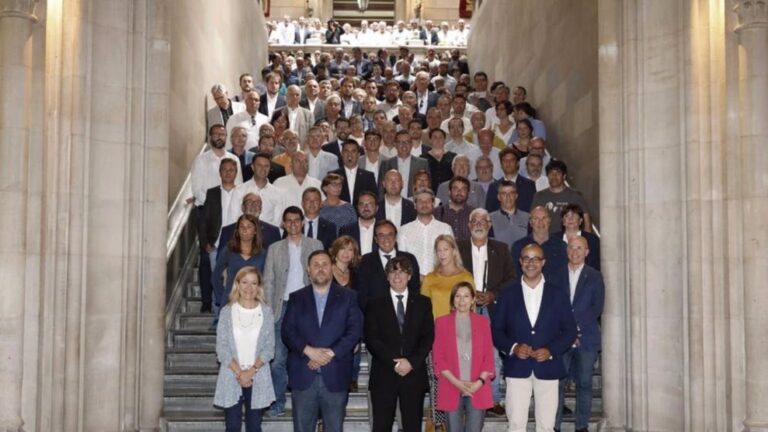 Unos 400 alcaldes catalanes con los líderes del Govern.