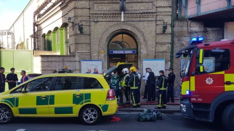 Autoridades londinenses en las inmediaciones de la estación.