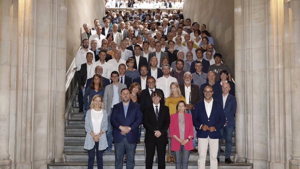 Unos 400 alcaldes catalanes con los líderes del Govern.