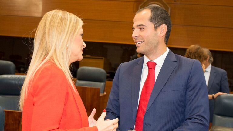 Cristina Cifuentes, presidenta de la Comunidad de Madrid e Ignacio Aguado, portavoz de Ciudadanos en la Asamblea de Madrid