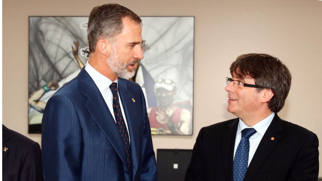 Rey Felipe VI y Carles Puigdemont.