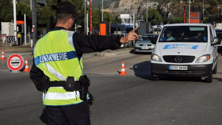 Policía francesa de fronteras.