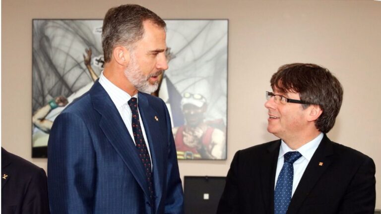 Rey Felipe VI y Carles Puigdemont.