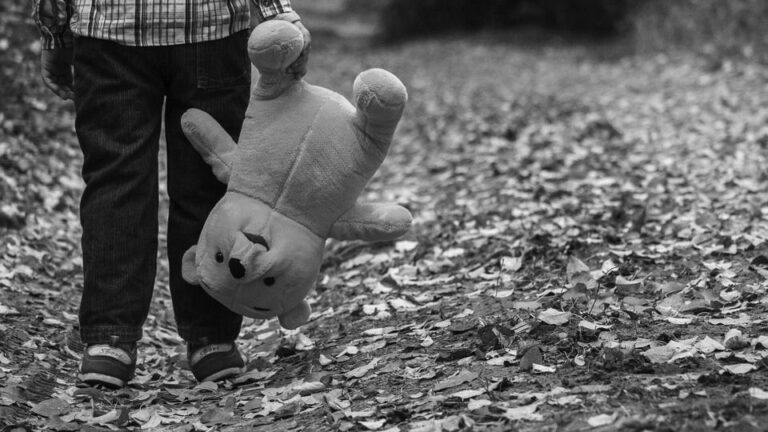 Niño con peluche