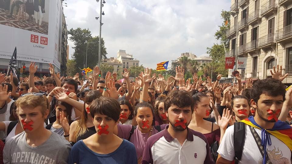 Estudiantes en la concentración silenciosa en Barcelona.