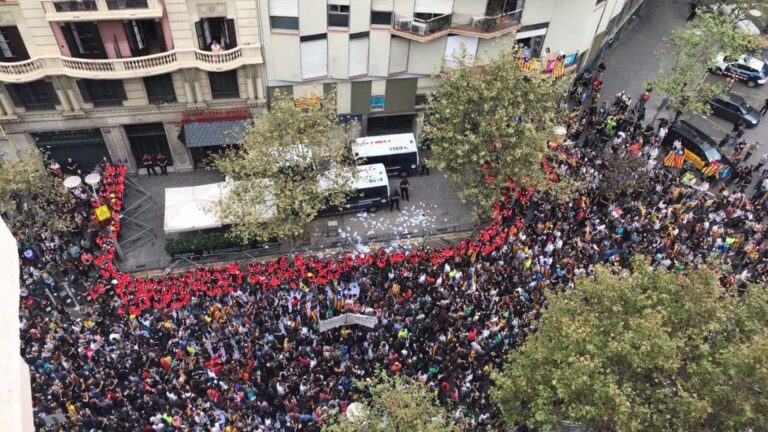 Concentración ante la sede del PP en Barcelona.