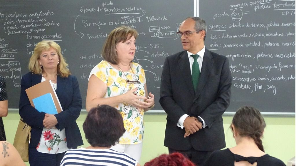 El consejero de Educación de la Comunidad de Madrid, Rafael Van Grieken, en su visita al CEPA “Villaverde”