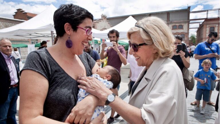 Manuela Carmena en un mercado social.